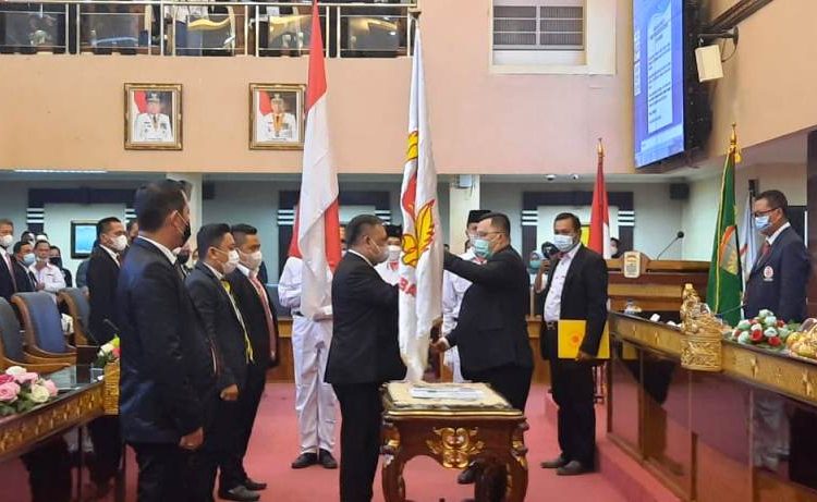 Ketua Umum KONI Sumsel Hendri Zainuddin menyerahkan pataka ke Ketua KONI Palembang Anton Nurdin pada pelantikan pengurus KONI Palembang masa bakti 2021-2025 di ruang rapat Parameswara, Pemkot Palembang, Rabu (3/3/2021). (fornews.co/humas koni sumsel)