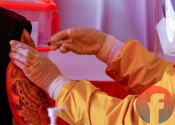 Petugas vaksinator menyuntikkan vaksin di lengan pedagang Pasar Cinde. (matakamera/fornews.co/mushaful imam)