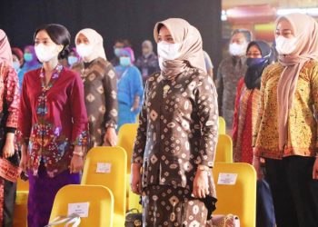 Wakil Ketua TP PKK Kabupaten Susi Imelda Beni Hernedi saat mengikuti pembukaan Rakerda Dekranasda dan Rakor TP PKK se-Sumsel, di Hotel Aryaduta Palembang, Kamis (4/3/2021). (fornews.co/humas pemkab muba)