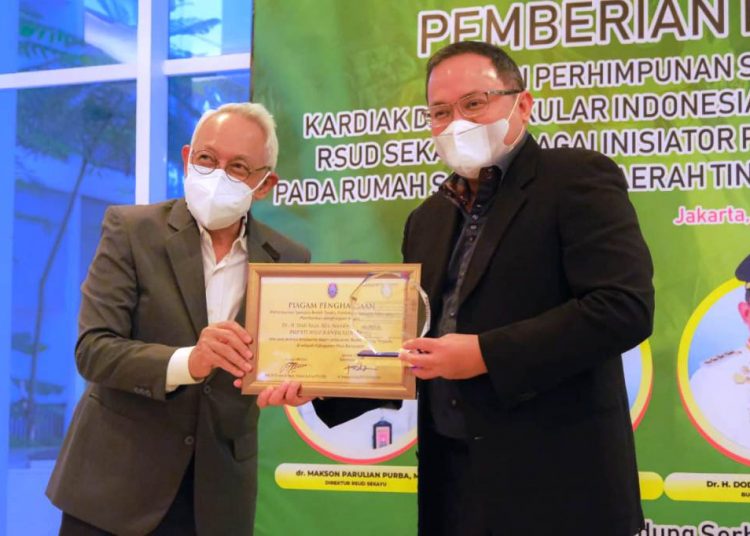 Anggota Komisi Hubungan International dan Antar Lembaga Perhimpunan Dokter Spesialis Bedah Toraks, Kardiak dan Vaskular Indonesia, dr Hafil Abdulgani menyerahkan penghargaan kepada Bupati Musi Banyuasin Dodi Reza Alex, Jumat (5/3/2021). (fornews.co/humas pemkab muba)