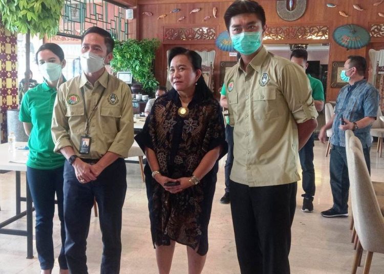 Presiden PS Palembang Ratu Dewa bersama jajaran manajemen PS Palembang usai menghadiri kegiatan Ngopi Bareng Presiden di Kedai Tiga Nyonya, Jumat (5/3/2021). (fornews.co/media officer ps palembang)