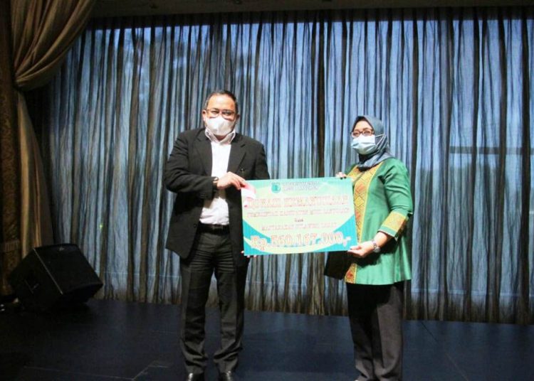 Bupati Muba Dodi Reza Alex menyerahkan secara simbolis donasi dari jajaran Pemkab Muba dan warga Muba untuk warga Sulawesi Barat terdampak gempa bumi yang diterima Wakil Gubernur Sulawesi Barat Enny Anggraeny Anwar, Sabtu (6/3/2021). (fornews.co/humas pemkab muba)