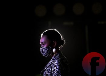 Model memperagakan rancangan busana beserta masker. (matakamera/fornews.co/mushaful imam)