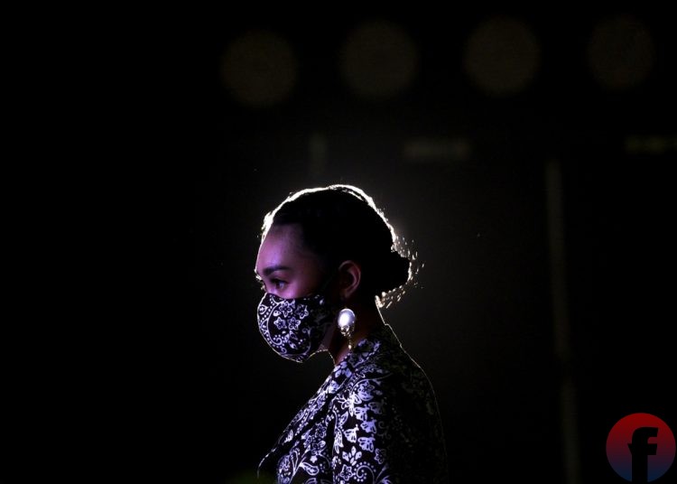 Model memperagakan rancangan busana beserta masker. (matakamera/fornews.co/mushaful imam)