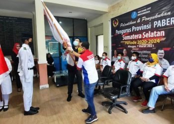 Sekretaris Umum PP Pabersi Sumsel Rizky Perdana menerima pataka Pabersi pada pelantikan dan pengukuhan PP Pabersi Sumsel periode 2020-2024 secara virtual yang diikuti dari KONI Sumsel, Minggu (7/3/2021). (fornews.co/humas pabersi sumsel)