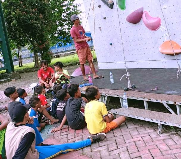 Karsono Prasetya tengah melatih anak-anak yang tergabung di Spiderwall Climbing Club. (fornews.co/ist)