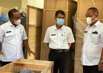 Sekda Muba Apriyadi mengecek operasional pabrik aspal karet Muba di tengah terus membaiknya harga karet petani, Rabu (10/3/2021). (fornews.co/humas pemkab muba)