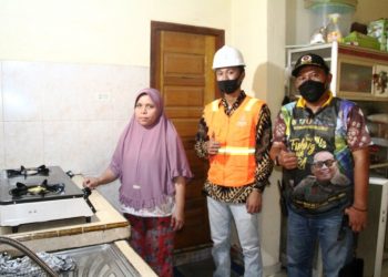 Camat Bayung Lencir M Imron mendatangi rumah warga yang mendapat sambungan Jargas rumah tangga sudah menyala, Kamis (11/3/2021). (fornews.co/humas pemkab muba)