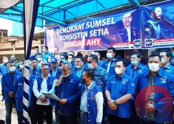 Sekretaris DPD Partai Demokrat Sumsel Muhammad F Ridho saat membacakan pernyataan sikap terkait KLB Deli Serdang pada apel siaga, Jumat (12/3/2021). (fornews.co/iwan setiawan)
