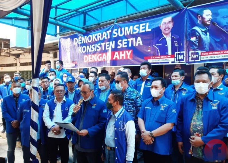 Sekretaris DPD Partai Demokrat Sumsel Muhammad F Ridho saat membacakan pernyataan sikap terkait KLB Deli Serdang pada apel siaga, Jumat (12/3/2021). (fornews.co/iwan setiawan)