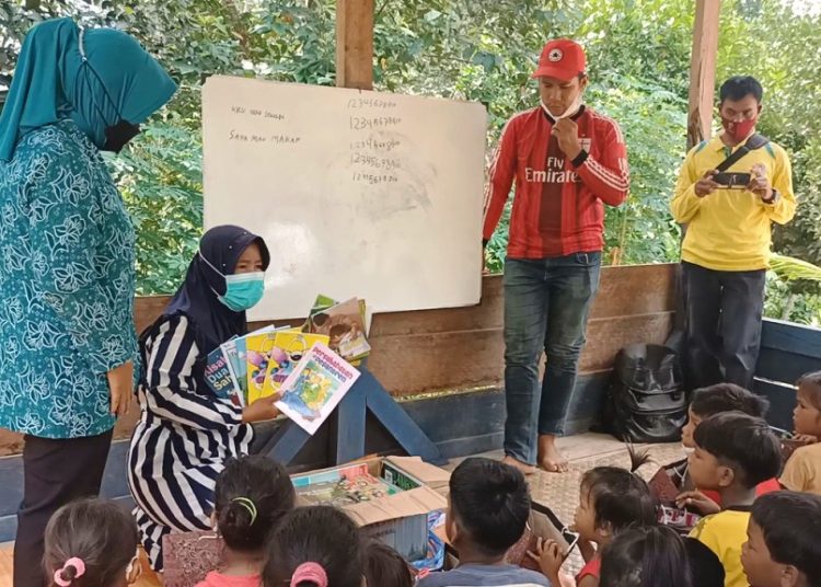 Anak-anak Suku Anak Dalam (SAD) di Kecamatan Bayung Lencir diberi materi pembelajaran yang diinisiasi TP PKK Kecamatan Bayung Lencir. (fornews.co/humas pemkab muba)