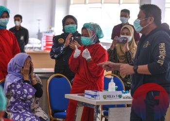 Gubernur Sumsel Herman Deru hadir menyaksikan vaksinasi para wartawan di RSUD Siti Fatimah, Minggu (14/3/2021). (matakamera/fornews.co/mushaful imam)