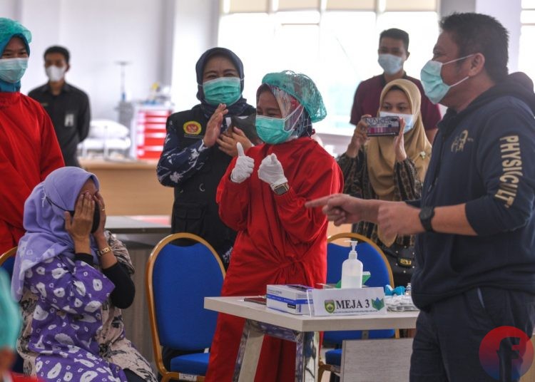 Gubernur Sumsel Herman Deru hadir menyaksikan vaksinasi para wartawan di RSUD Siti Fatimah, Minggu (14/3/2021). (matakamera/fornews.co/mushaful imam)