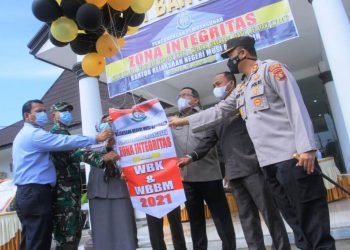 Bupati Muba Dodi Reza Alex bersama Forkopimda melepas balon menandai Pencanangan Zona Integritas Menuju Wilayah Bebas dari Korupsi (WBK)/ Wilayah Birokrasi Bersih dan Melayani (WBBM) Tahun 2021 di kantor Kejari Muba, Senin (15/3/2021). (fornews.co/humas pemkab muba)