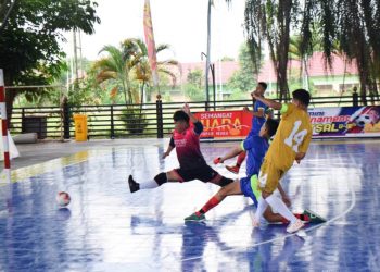 Dua tim bertanding pada pembukaan Mini Turnamen Futsal U18 di Stable Berkuda Sekayu, Selasa (16/3/2021). (fornews.co/humas pemkab muba)