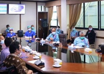 Direktur RSUD Sekayu dr Makson Parulian Purba menyimak penjelasan Direktur Utama RS Pusat Jantung Nasional Harapan Kita dr Iwan Dakota, Selasa (16/3/2021). (fornews.co/humas pemkab muba)