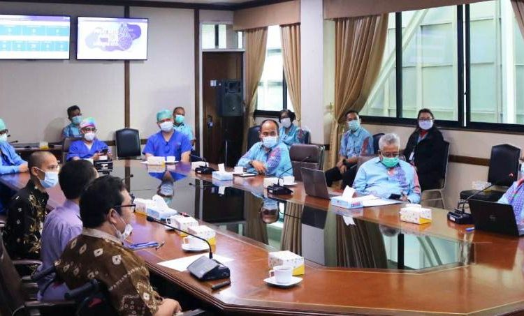 Direktur RSUD Sekayu dr Makson Parulian Purba menyimak penjelasan Direktur Utama RS Pusat Jantung Nasional Harapan Kita dr Iwan Dakota, Selasa (16/3/2021). (fornews.co/humas pemkab muba)