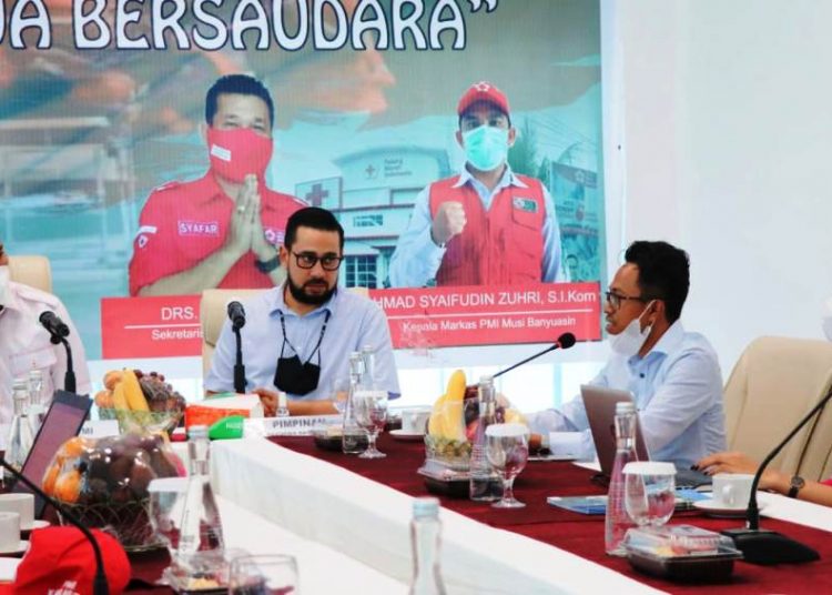 Ketua PMI Kabupaten Muba Beni Hernedi mendengarkan penjelasan pihak Speed Lab PT Revorma Sagara Artha Group dalam upaya penanganan Covid-19, Selasa (16/3/2021). (fornews.co/humas pemkab muba)