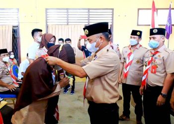 Ketua Kwarcab Gerakan Pramuka Muba Apriyadi mengalungkan tanda peserta pelatihan Pengelolaan Kwartir Ranting Gerakan Pramuka, Rabu (17/3/2021). (fornews.co/humas pemkab muba)
