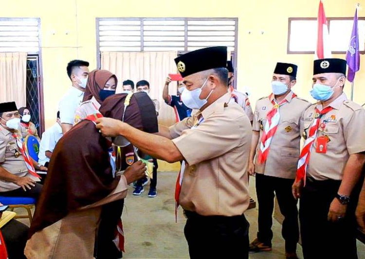 Ketua Kwarcab Gerakan Pramuka Muba Apriyadi mengalungkan tanda peserta pelatihan Pengelolaan Kwartir Ranting Gerakan Pramuka, Rabu (17/3/2021). (fornews.co/humas pemkab muba)