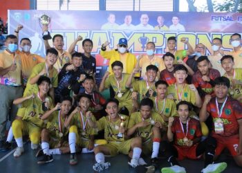 Bupati Muba Dodi Reza Alex berfoto bersama tim futsal Muba yang menjuarai Mini Turnamen Futsal U18, Kamis (18/3/2021). (fornews.co/humas pemkab muba)