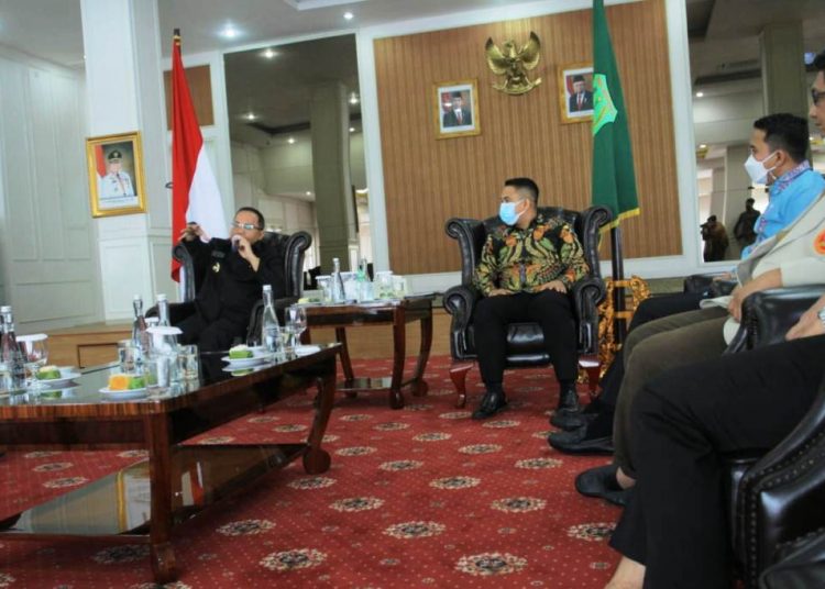 Bupati Muba Dodi Reza Alex saat menerima Sekjen PP Pemuda Muhammadiyah Dzul Fikar Ahmad didampingi sejumlah pengurus, Jumat (19/3/2021). (fornews.co/humas pemkab muba)