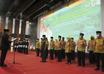 Bupati Muba Dodi Reza Alex saat melantik kepengurusan KTNA Muba periode 2021-2025 di Opproom Pemkab Muba, Jumat (19/3/2021). (fornews.co/humas pemkab muba)
