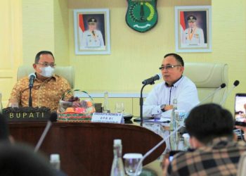 Bupati Muba Dodi Reza Alex menyimak keterangan anggota Komisi V DPR RI Eddy Santana Putra pada rapat kerja di ruang rapat Serasan Sekate, Jumat (19/3/2021). (fornews.co/humas pemkab muba)
