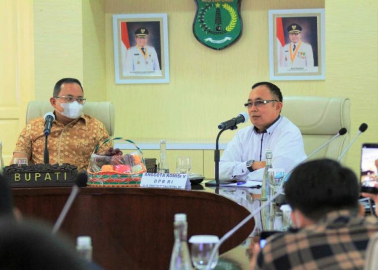 Bupati Muba Dodi Reza Alex menyimak keterangan anggota Komisi V DPR RI Eddy Santana Putra pada rapat kerja di ruang rapat Serasan Sekate, Jumat (19/3/2021). (fornews.co/humas pemkab muba)