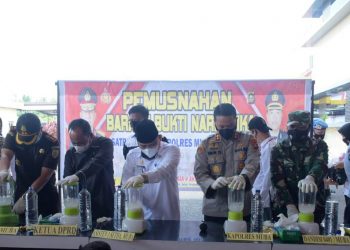 Kapolres Muba AKBP Erlin Tangjaya bersama unsur Forkopimda melakukan pemusnahan Narkoba di halaman Mapolres Muba, Selasa (23/3/2021). (fornews.co/humas pemkab muba)