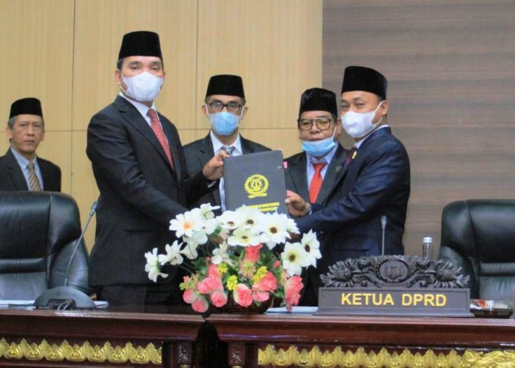 Wakil Bupati Muba Beni Hernedi menerima rekomendasi DPRD Muba terhadap LKPJ Bupati Muba TA 2020 yang diserahkan Ketua DPRD Muba Sugondo pada rapat paripurna, Selasa (23/3/2021). (fornews.co/humas pemkab muba)