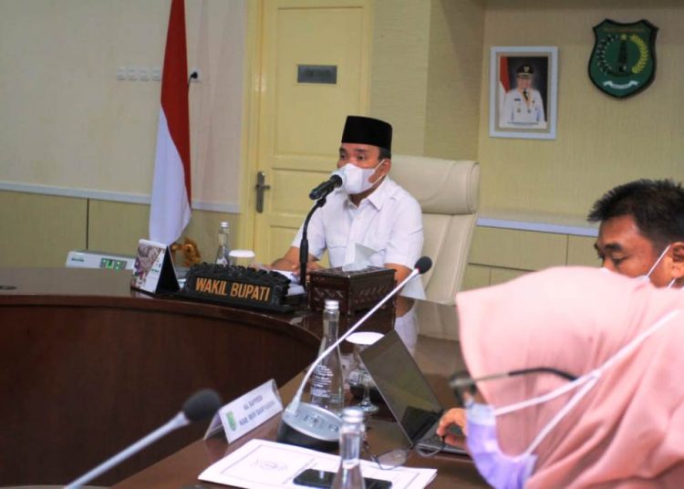 Wakil Bupati Muba Beni Hernedi saat mengikuti verifikasi lapangan dalam rangka pemberian penghargaan Anugerah Parahita Ekapraya Tahun 2020 yang diadakan di ruang rapat Serasan Sekate Pemkab Muba, Selasa (23/3/2021). (fornews.co/humas pemkab muba)