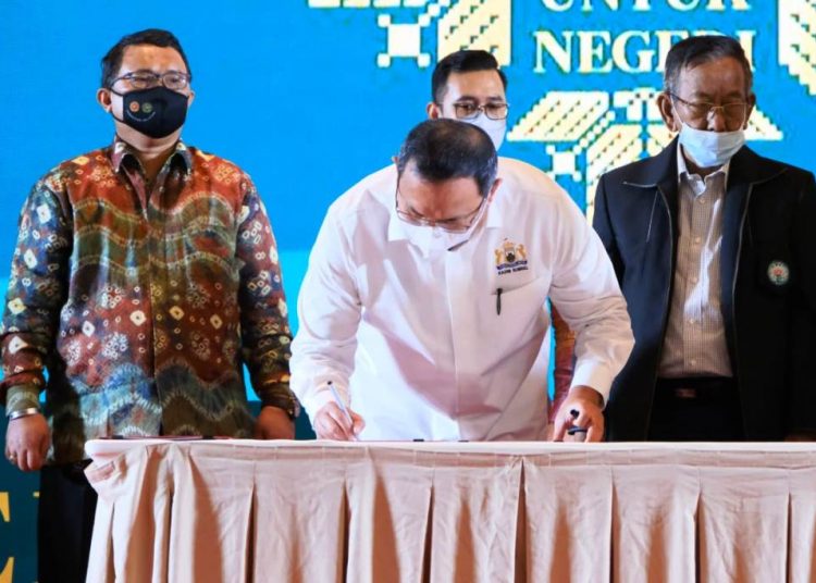 Bupati Muba Dodi Reza Alex menandatangani MoU dengan Gapki dan Gapkindo untuk mewujudkan perkebunan kelapa sawit dan karet berkelanjutan di Hotel Santika Premiere Palembang, Kamis (25/3/2021). (fornews.co/humas pemkab muba)