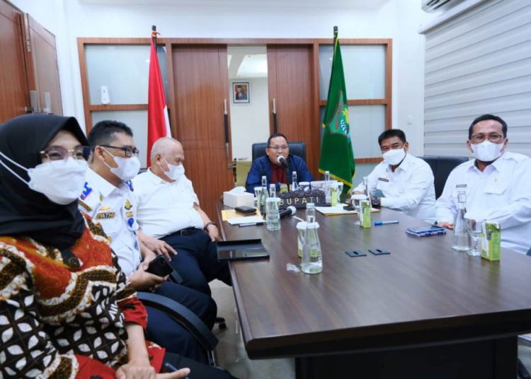 Bupati Muba Dodi Reza Alex saat menggelar rapat melalui virtual dengan manajemen perusahaan alat kesehatan asal Jerman, Rabu (24/3/2021). (fornews.co/humas pemkab muba)