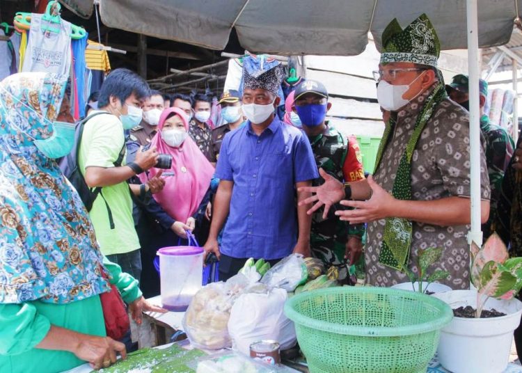 Bupati Muba Dodi Reza Alex saat menyambangi salah satu pelaku UMKM beberapa waktu lalu. Untuk meringankan beban warganya Pemkab Muba akan menggelar pasar murah Sembako jelang Ramadan. (fornews.co/humas pemkab muba)