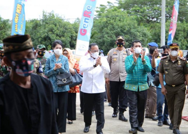 Bupati Muba Dodi Reza Alex dan Ketua TP PKK Kabupaten Muba Thia Yufada Dodi Reza saat menghadiri kegiatan GenRe (Generasi Berencana) belum lama ini. (fornews.co/humas pemkab muba)