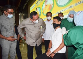 Bupati Muba Dodi Reza Alex menyaksikan vaksinasi Covid-19 kepada guru dan tenaga pendidik di Opproom Pemkab Muba, Senin (29/3/2021). (fornews.co/humas pemkab muba)