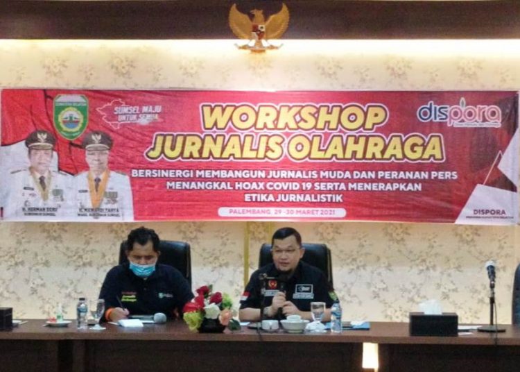 Ketua Umum KONI Sumsel Hendri Zainuddin saat menyampaikan paparan pada Workshop Jurnalis Olahraga di Hotel Swarna Dwipa Palembang, Senin (29/3/2021). (fornews.co/humas koni sumsel)