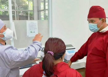 Ketua PMI Muba Beni Hernedi mendapat penjelasan saat mengunjungi fasilitas kesehatan Speedlab Indonesia di Jakarta, Rabu (31/3/2021). (fornews.co/humas pemkab muba)