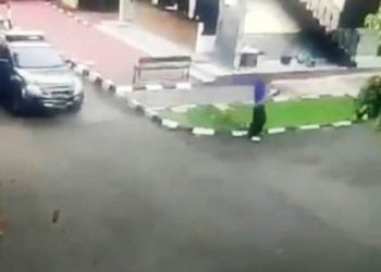 Seorang perempuan terduga teroris melakukan serangan kepada anggota kepolisian di Mabes Polri sesaat sebelum ditembak mati, Rabu (31/3/2021). (fornews.co/ist)