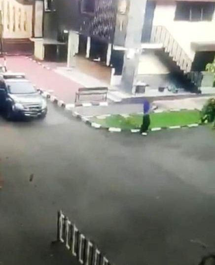Seorang perempuan terduga teroris melakukan serangan kepada anggota kepolisian di Mabes Polri sesaat sebelum ditembak mati, Rabu (31/3/2021). (fornews.co/ist)