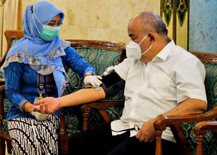 WAKIL Gubernur DIY KGPAA Paku Alam X, GKRBray Paku Alam melakukan screening sebelum vaksinasi di Gedhong Pare Anom pada Rabu (13/1/2021). (foto fornews.co/pemrov jogja)