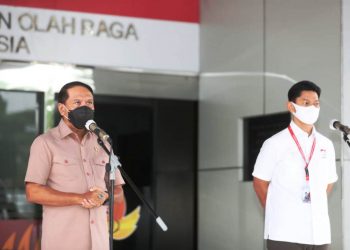 Menpora RI Zainudin Amali bersama Presiden NOC Indonesia Raja Sapta Oktohari saat memberikan keterangan pers terkait wakil Indonesia yang dipaksa keluar dari ajang All England 2021, di kantor Kemenpora, Jumat (19/3/2021). (fornews.co/humas kemenpora)