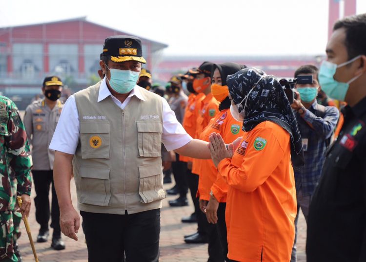 Gubernur Sumatera Selatan Herman Deru usai memimpin apel gelar pasukan Kompi Tracer dan Kompi Vaksinator Covid-19 di pelataran Benteng Kuto Besak Palembang, Senin (1/3/2021). (Foto: Diskominfo Sumsel)