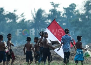 ANAK-ANAK di Palembang memenangkan hadiah panjat pinang di Hari Kemerdekaan Ke-74 Republik Indonesia pada Sabtu, 17 Agustus 2019. (foto fornews.co/mushaful imam)