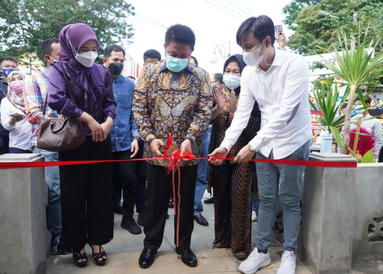 Peresmian Rumah Loer Palembang ditandai dengan pemotongan pita oleh Gubernur Sumsel Herman Deru, Sabtu (6/3/21). (fornews.co/diskominfosumsel)