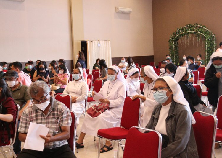 Para suster dan peserta lainnya menunggu disuntik vaksin di Ballroom YAP Palembang, Senin (22/3/21/). (fornews.co/ist/Bakohumas Palembang).