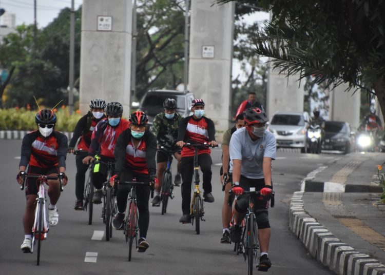 Gowes bareng yang dilaksanakan  Danrem 044/Gapo Brigjen TNI, Jauhari Agus Suraji, Jumat (12/3/2021). (fornews.co/ist/Humas Rem 044/Gapo)