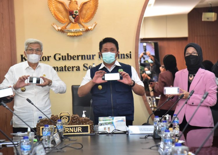 BERI CONTOH. Gubernur Sumsel Herman Deru dan Wakil Gubernur Mawardi Yahya menyampaikan SPT melalui e-filling dari kantor gubernur, Kamis (18/3/21). (fornews.co/ist/Diskominfo Sumsel)
