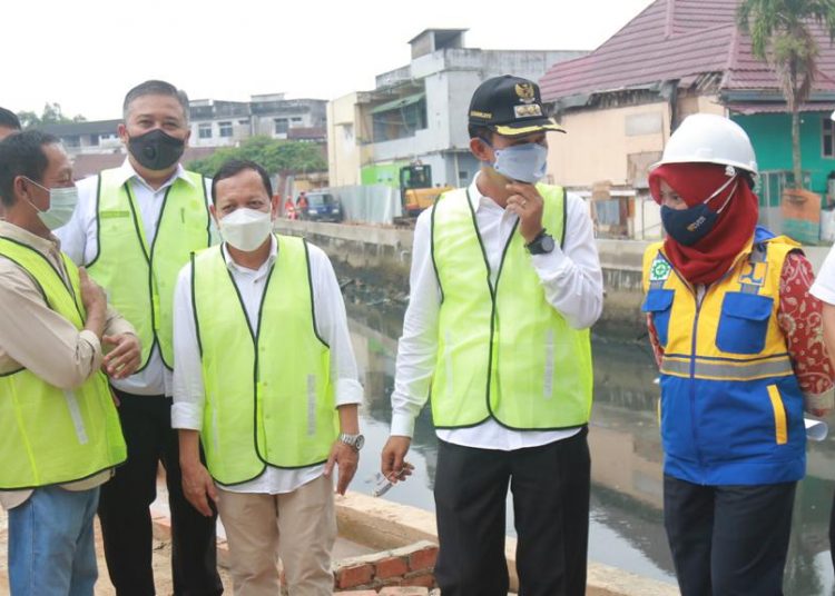 Wali Kota Palembang Harnojoyo meninjau lokasi pengerjaan restorasi Sungai Sekanak Lambidaro di segmen Lebak Cindo, Jumat (5/3/21). (fornews.co/protokol setda palembang)